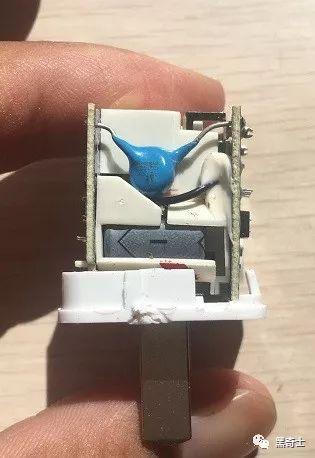 （拆開的充電頭，藍(lán)色的就是Y電容）