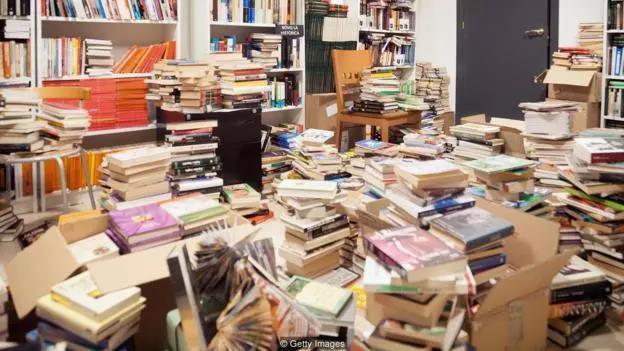 有些書在讀過一次之后，我們就不會再讀了，任由它們在書架、甚至地板上落灰，也不愿意把它們?nèi)拥簟? data-link=