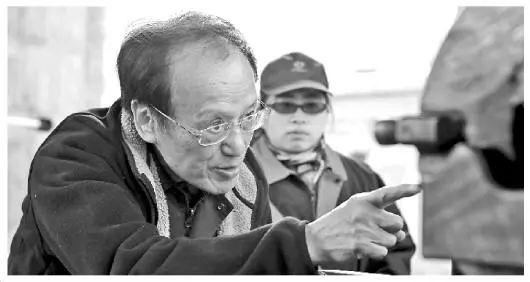 圖為王澤山院士在遼陽試驗場?！≈熘撅w 攝來源：法制日報