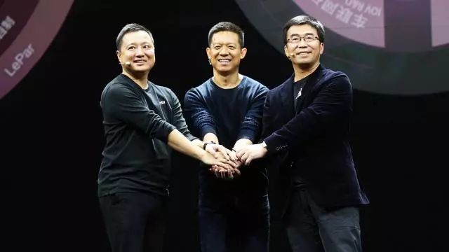圖：易到用車創(chuàng)始人兼CEO周航（左一）與賈躍亭（中）