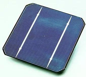 一種晶體硅太陽(yáng)能電池面板。圖片來(lái)源：en.wikipedia.org
