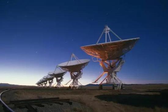 新墨西哥超大陣列（New Mexico‘s Very Large Array）的射電望遠(yuǎn)鏡有助于揭開(kāi)快速射電暴的神秘面紗