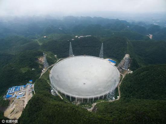 ▲位于貴州黔南州平塘縣大窩凼的500米口徑球面射電望遠(yuǎn)鏡（FAST）。圖片來自視覺中國(guó)。