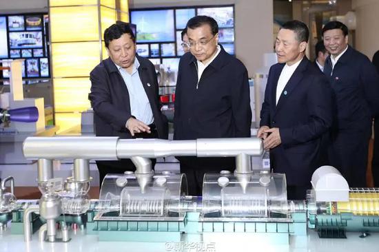 ▲2016年李克強(qiáng)總理考察某企業(yè)，鼓勵(lì)科研人員做好集成創(chuàng)新和原始創(chuàng)新。圖片來自新華社。