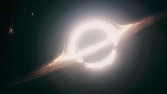 電影星際穿越當(dāng)中的黑洞，周圍的亮環(huán)是由氣體構(gòu)成的吸積盤（圖片來(lái)源：電影《星際穿越》）