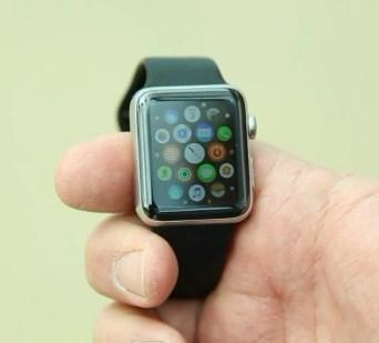 ▲B(niǎo)ainter在接受采訪(fǎng)時(shí)展示他丟失的Apple Watch