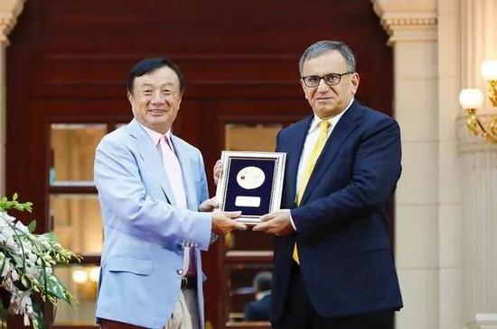 任正非向阿勒坎頒獎(jiǎng)，以致敬其為人類(lèi)通信事業(yè)發(fā)展所作出的突出貢獻(xiàn)。