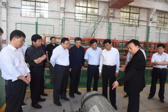 南陽市委書記張文深在氫能源汽車項目現(xiàn)場辦公的場景。