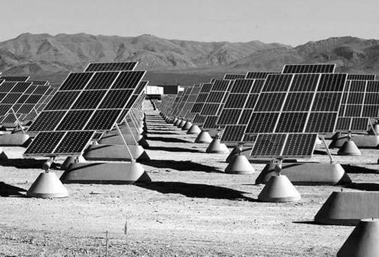 圖5  太陽(yáng)能電池陣列。僅僅是列出這樣的一個(gè)太陽(yáng)能電池所涉及的物理學(xué)知識(shí)，可能就需要一本厚重的書(shū)。