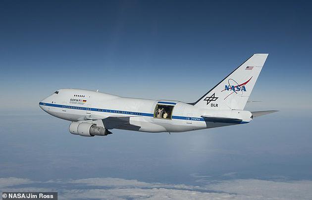 NASA研究人員通過一架特殊的飛機(jī)（如圖所示，通過飛機(jī)后機(jī)身敞開的艙門可以看到望遠(yuǎn)鏡）攜帶的望遠(yuǎn)鏡觀測(cè)到了人馬座A*周圍的磁場(chǎng)