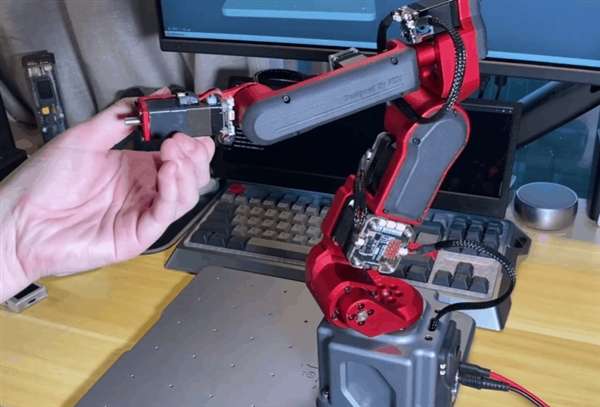 華為天才少年稚暉君更新！自制同步現(xiàn)實(shí)機(jī)械臂、可遠(yuǎn)程做縫合手術(shù)