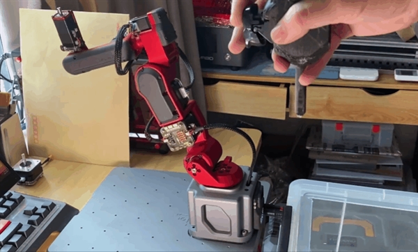 華為天才少年稚暉君更新！自制同步現(xiàn)實(shí)機(jī)械臂、可遠(yuǎn)程做縫合手術(shù)